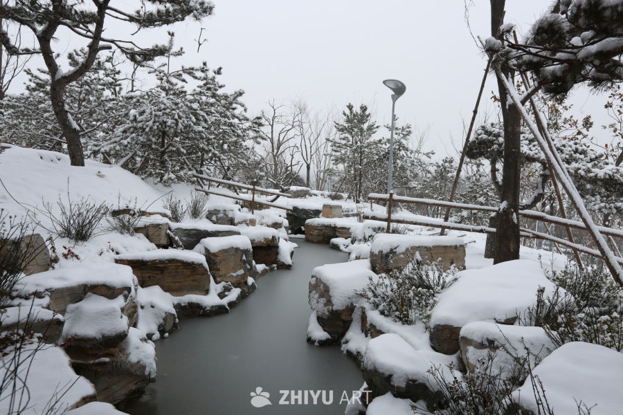 冬日雪景中的小桥流水