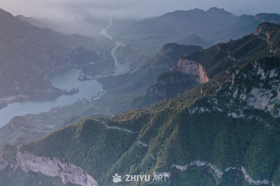 山间湖光