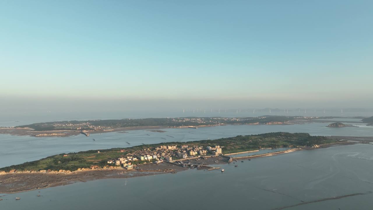 晨曦中的海岛风光