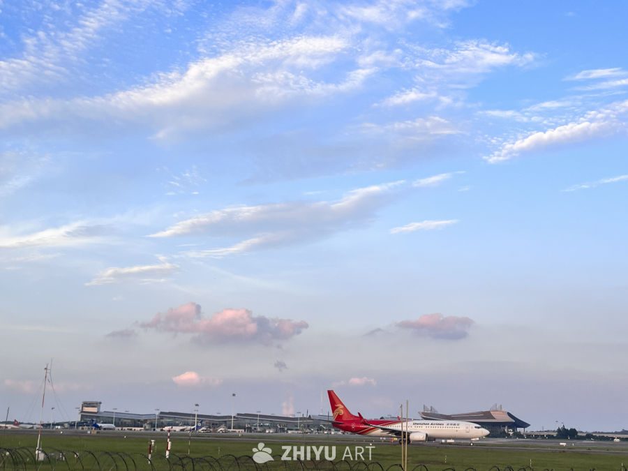 机场日落时分的宁静