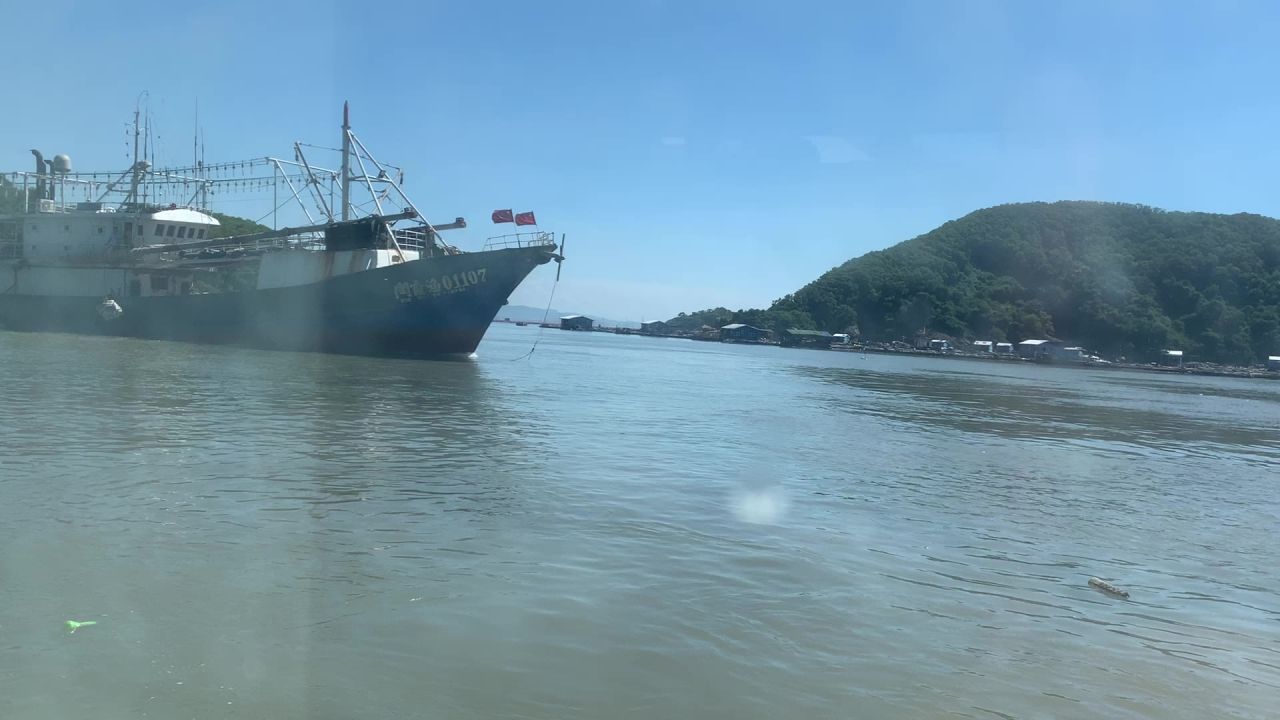 海面行驶游轮船舶