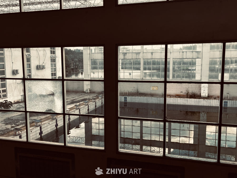 废弃工厂的阴郁景象
