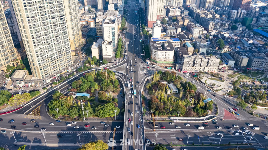 城市交叉路口的繁忙景象
