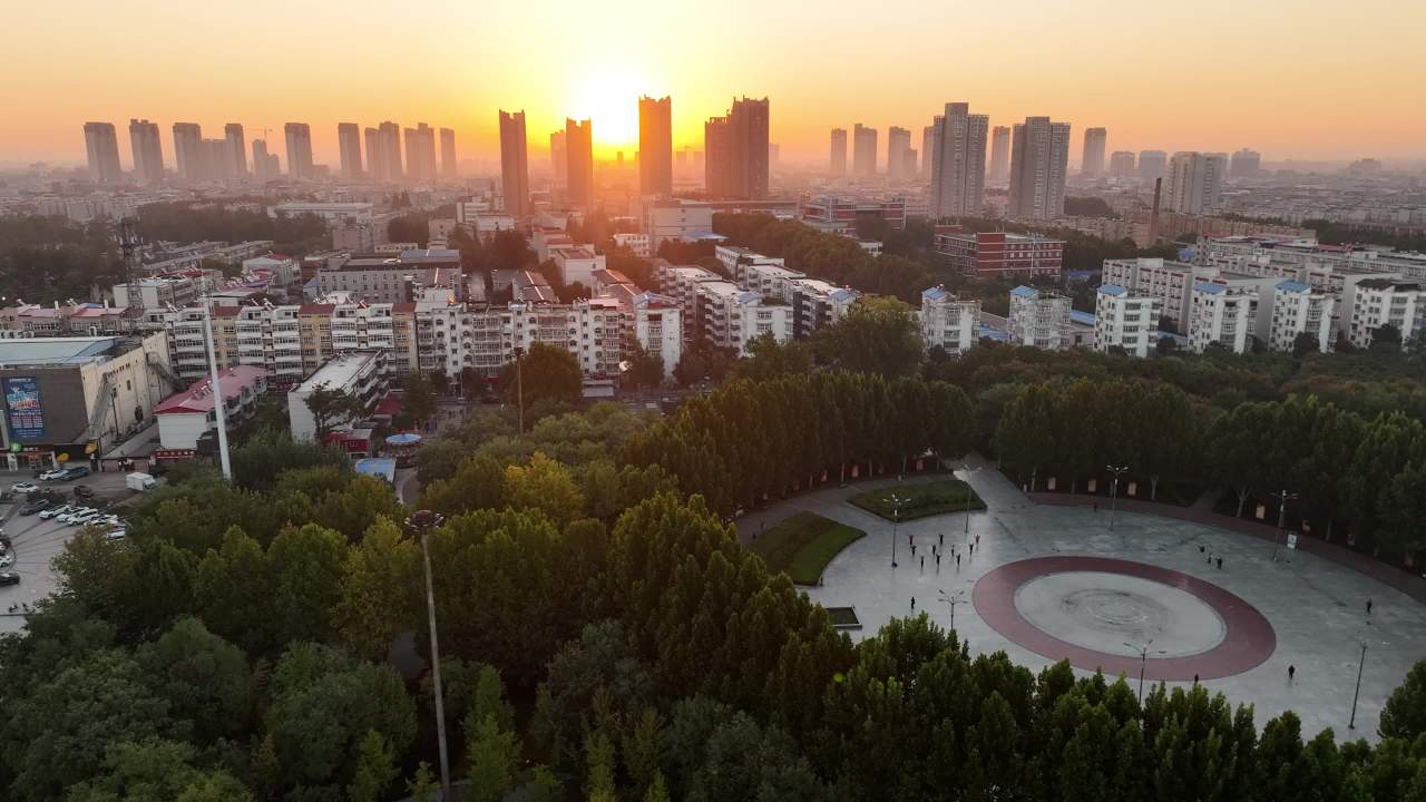 晨曦中的城市公园