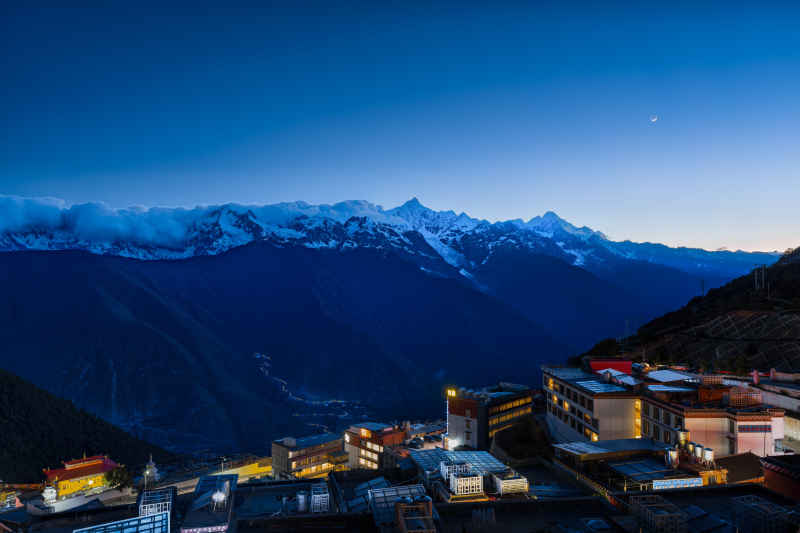 梅里雪山飞来寺观景台蓝调夜景风光