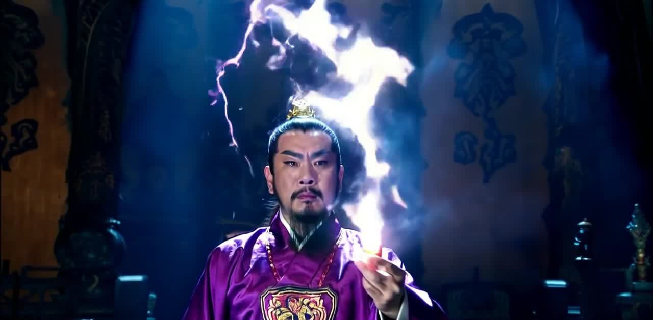 道袍男子雷电加身施法
