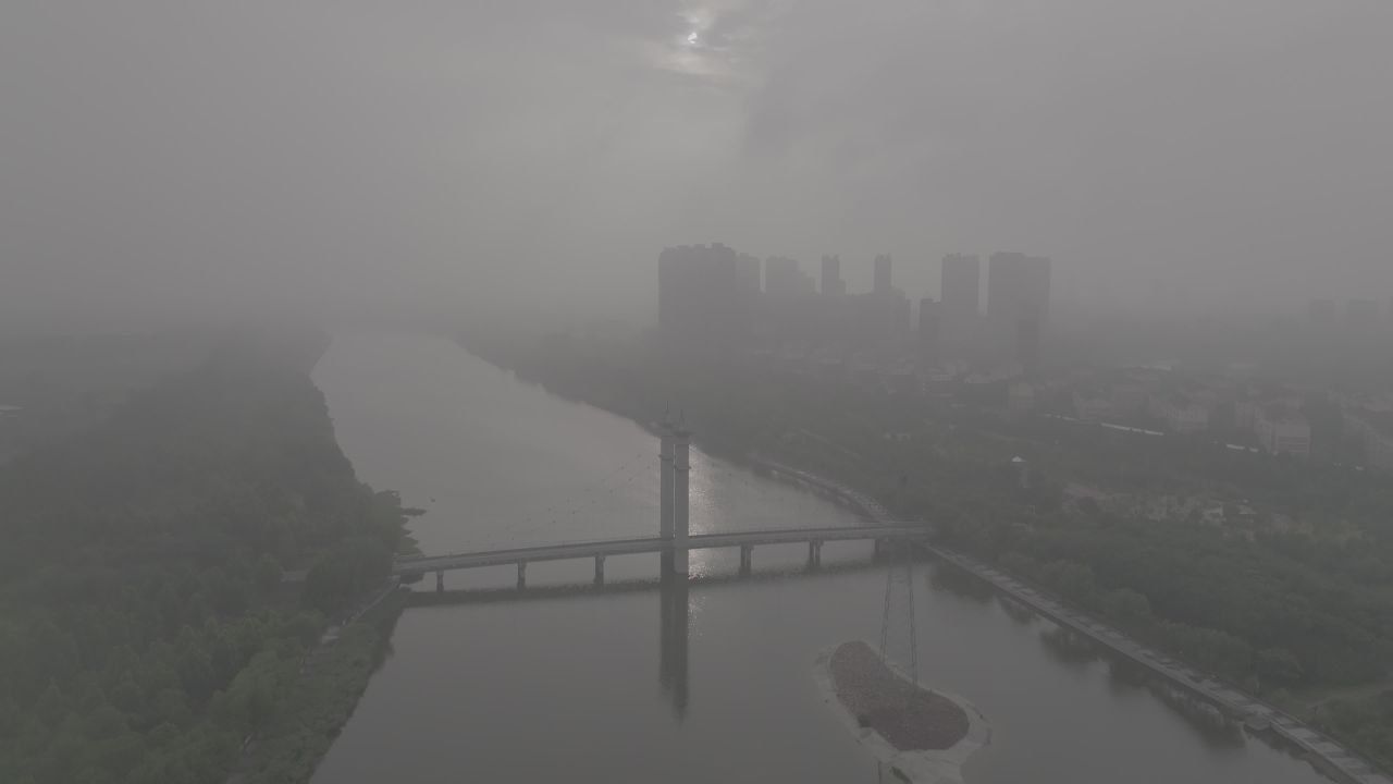 雾中河岸