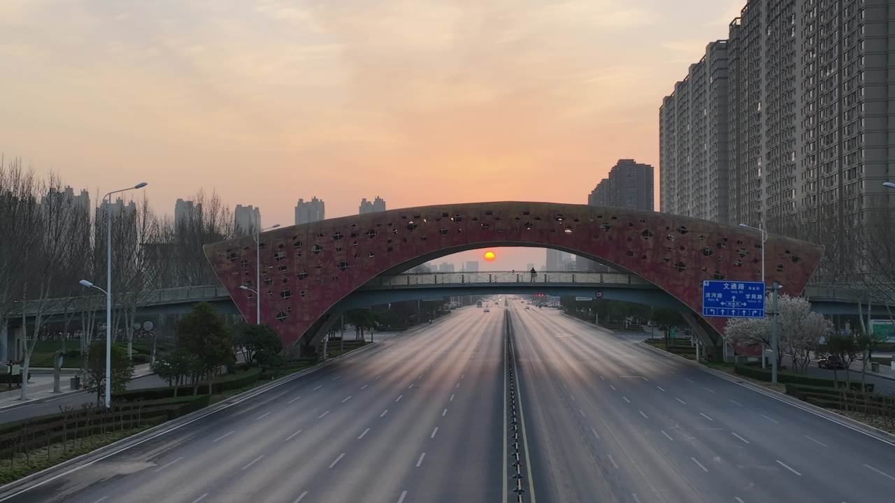 城市日落下的桥与路