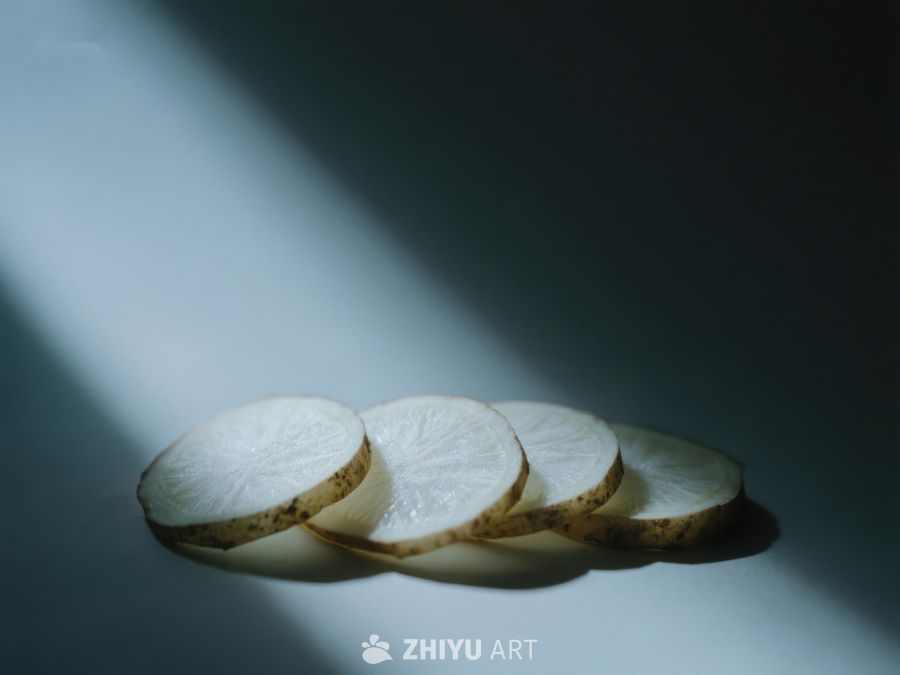 切片山药在光影下的静谧展示 324