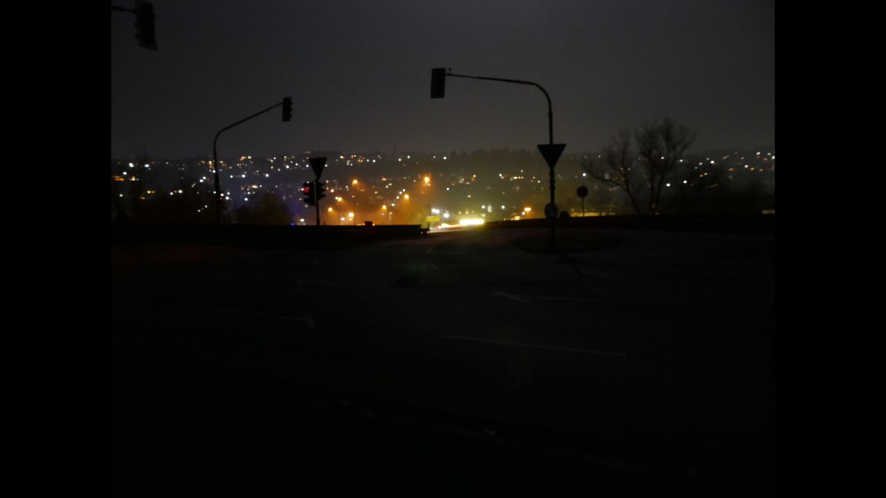 夜汽车交通路灯