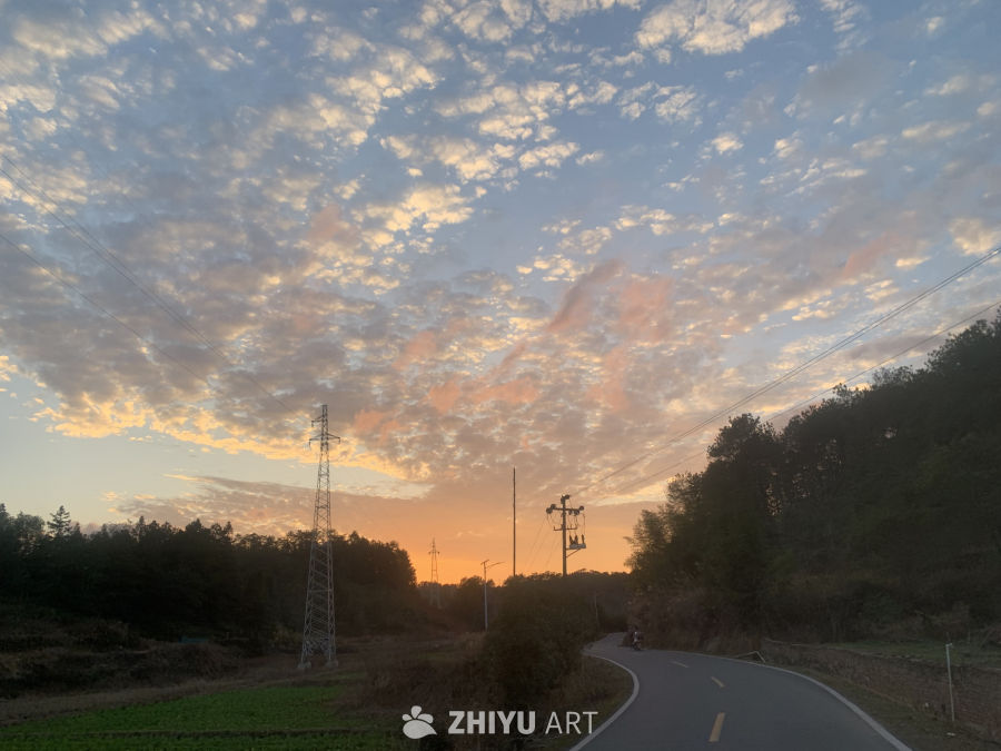 夕阳下的乡村小路