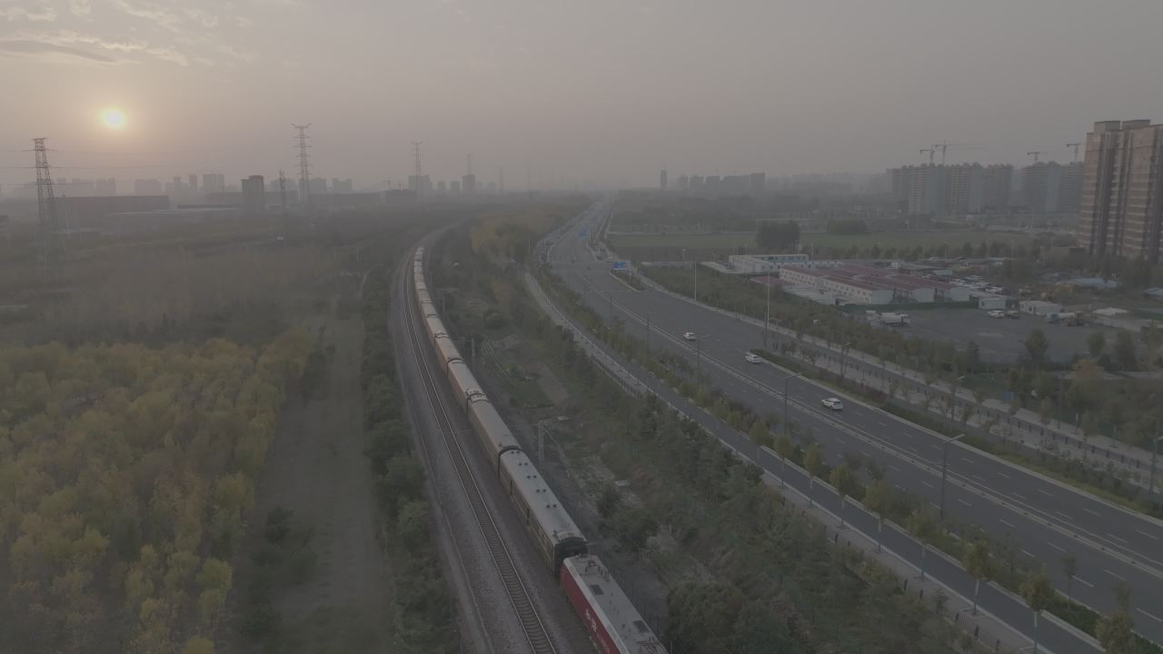 夕阳下的铁路与公路