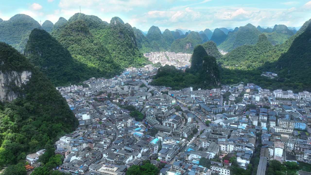 山水环绕的宁静小镇