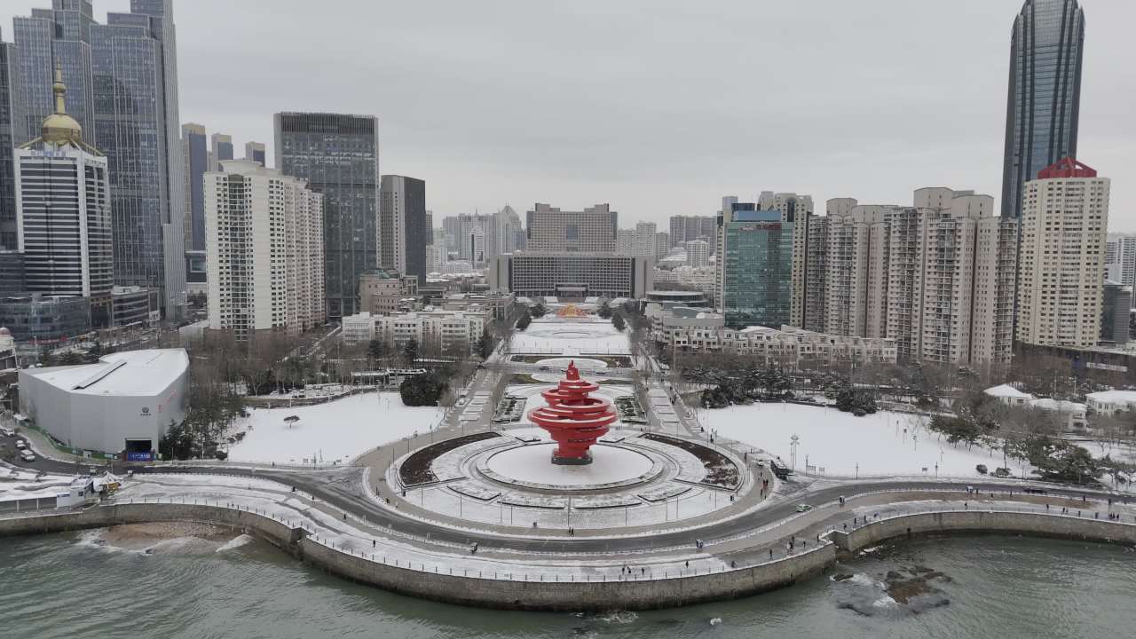 青岛五四广场情人坝海边城市雪景航拍 17