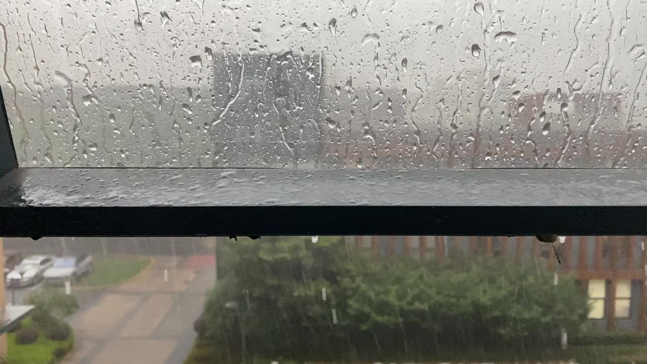 大雨划过玻璃门窗