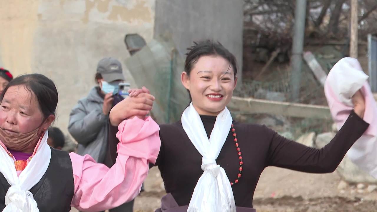 藏族传统服饰舞蹈表演