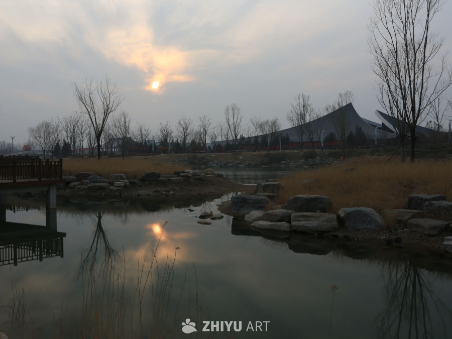 日落下的静谧湖景