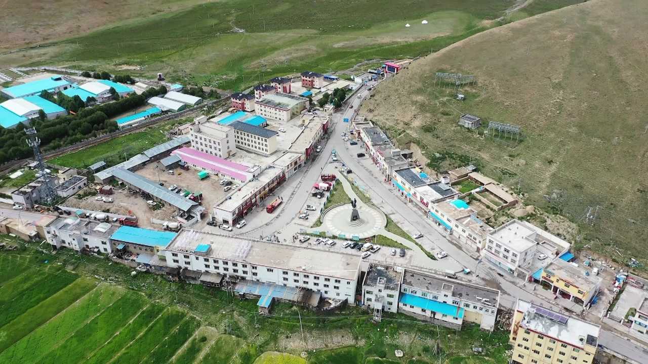 318国道邦达镇航拍风景