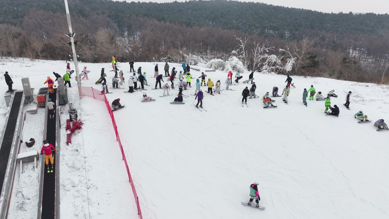 准备滑雪的人群