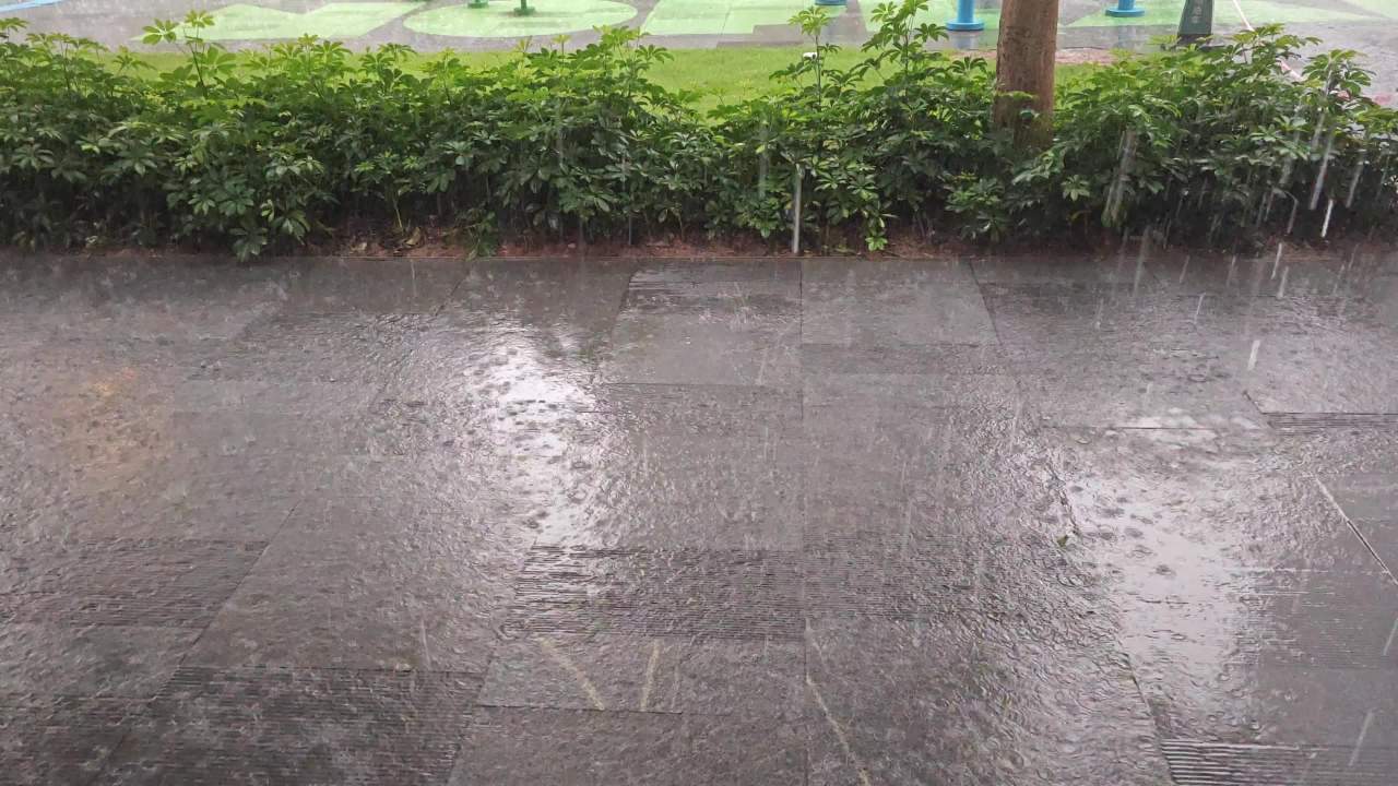 4K楼前雨中地面