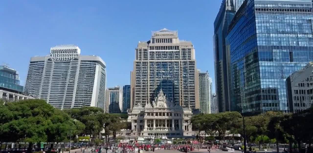 人民广场上矗立着众多高耸的写字楼。其中，一栋建筑的