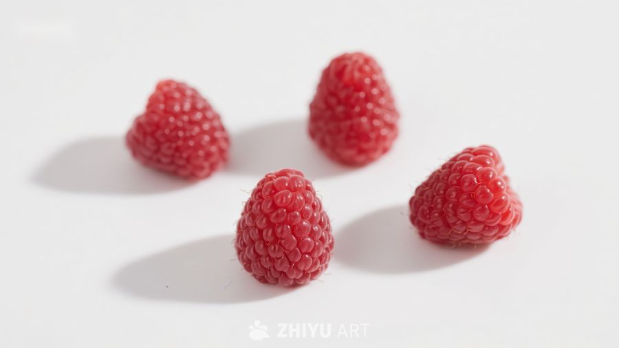 四颗新鲜覆盆子静置白色背景