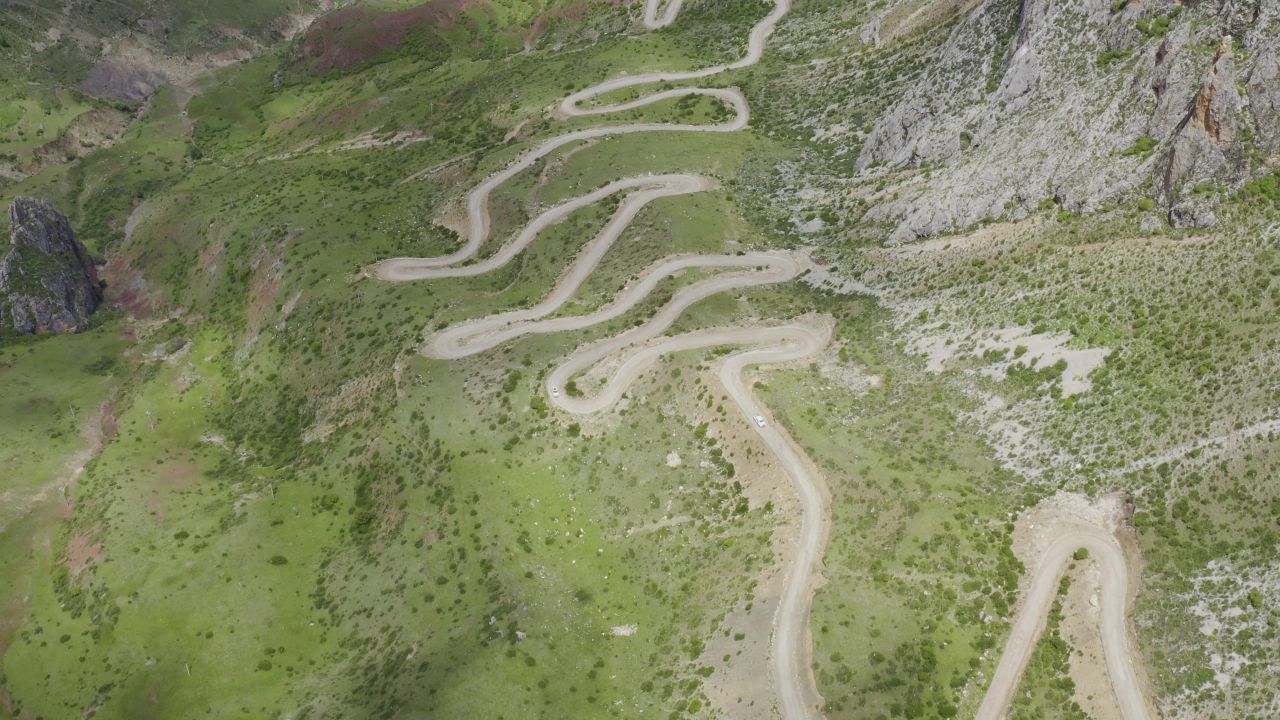 航拍西藏孜珠寺的盘山公路