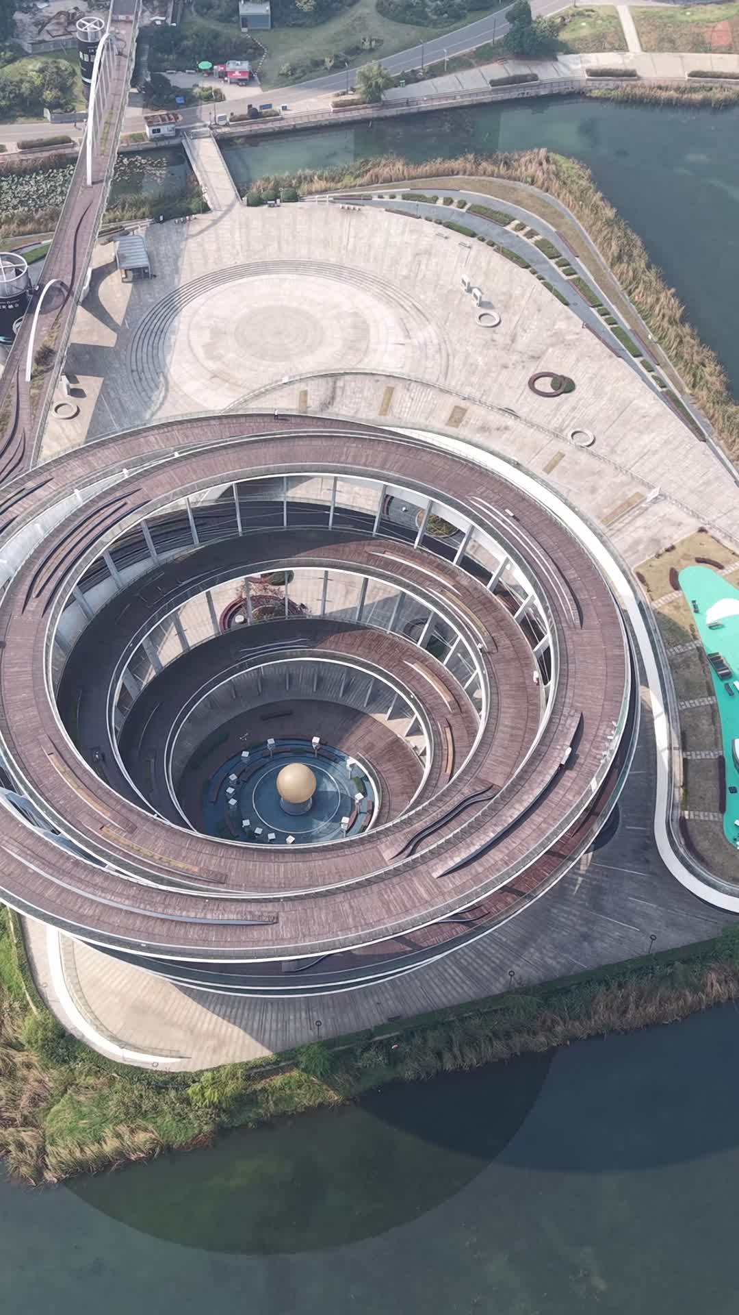 螺旋建筑与水面倒影