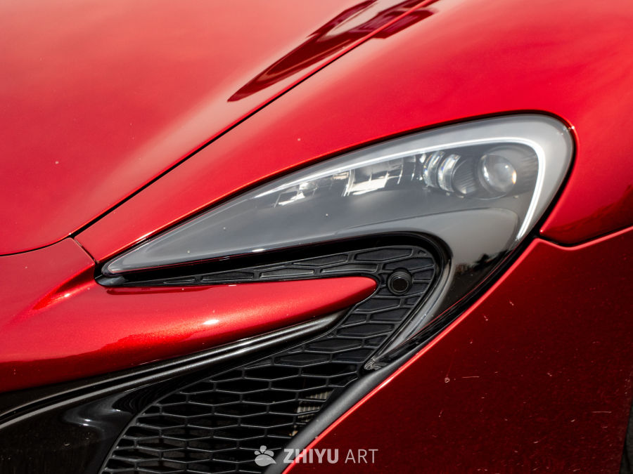 红色跑车前灯特写