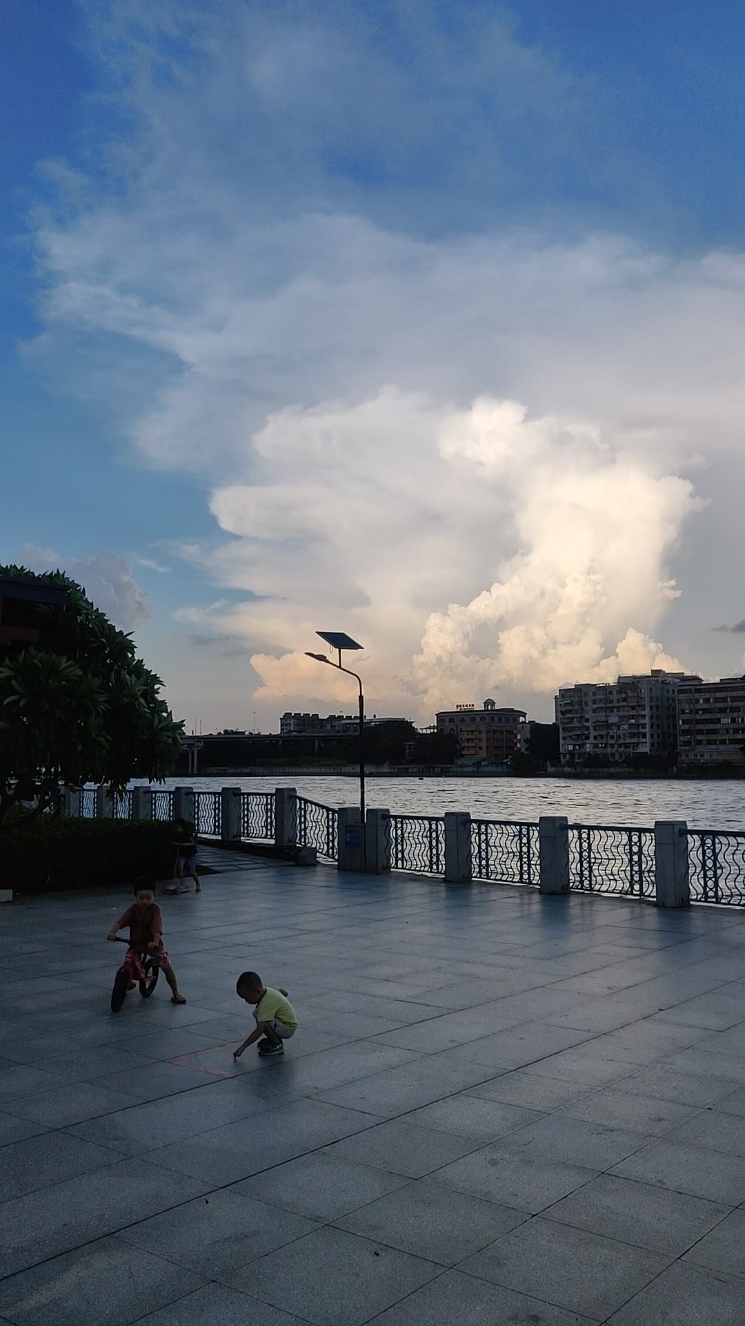 落日后的公园