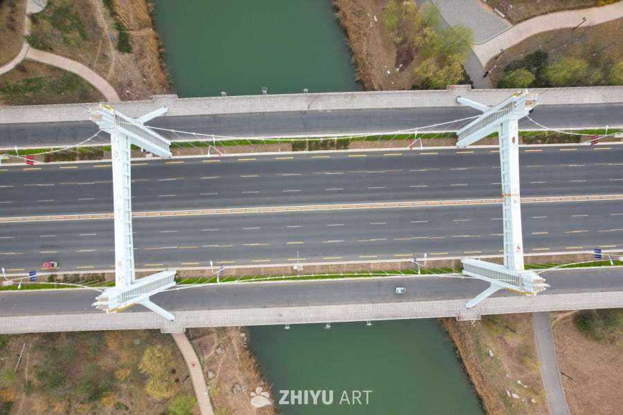 空中俯瞰的桥梁与道路