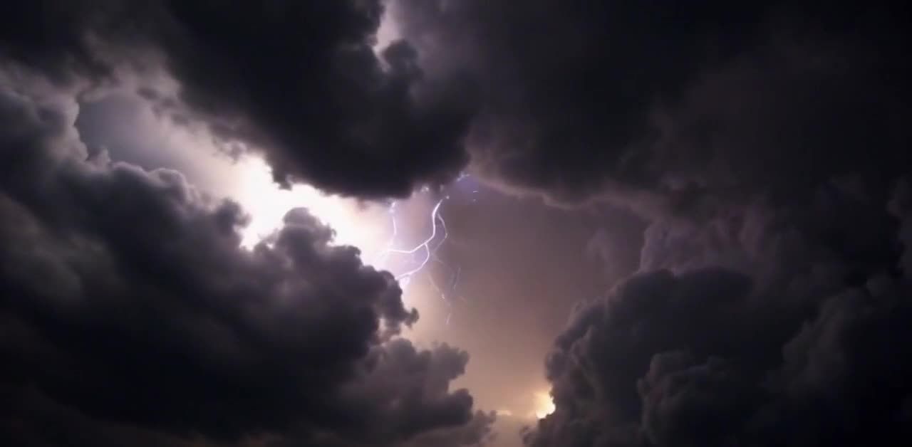 乌云漩涡闪电交加的暴风雨天空