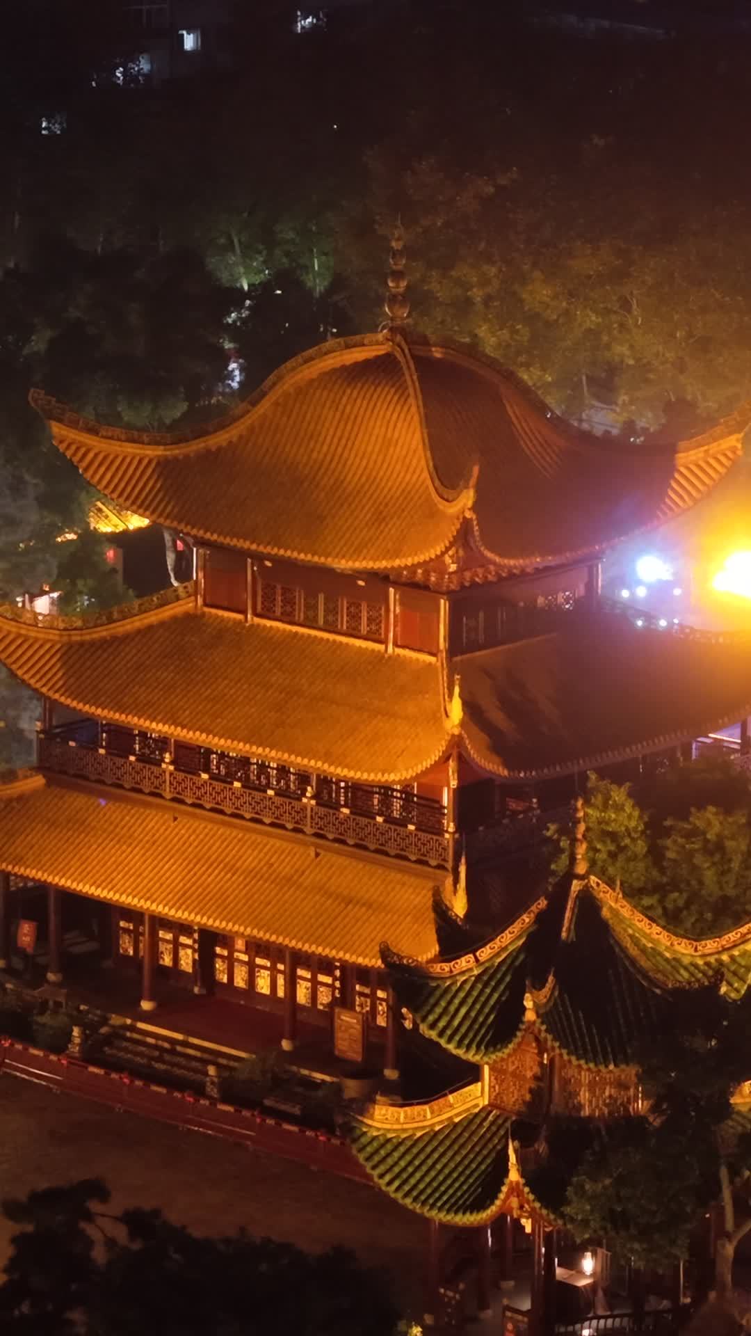 夜色中的古建筑