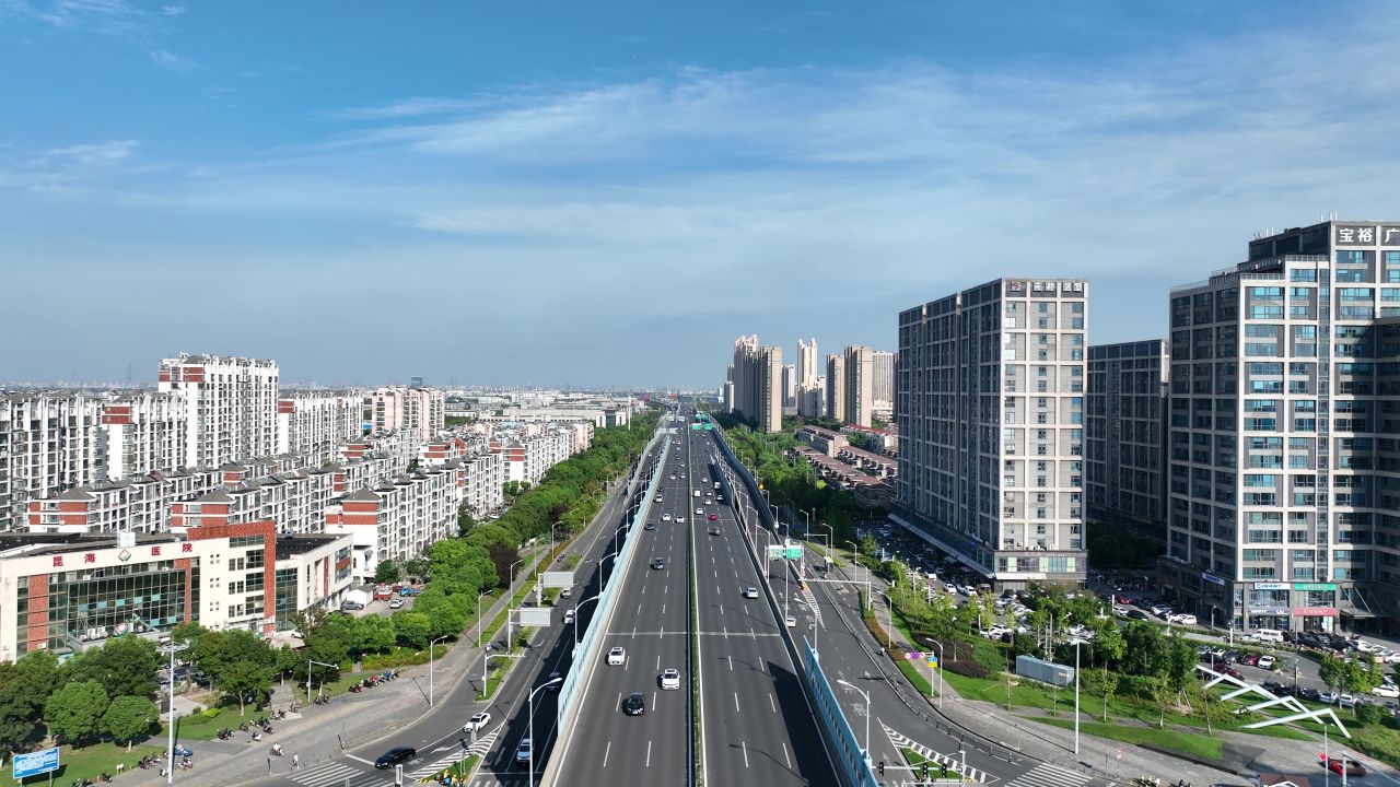 4K航拍江苏昆山城市道路国庆氛围 5