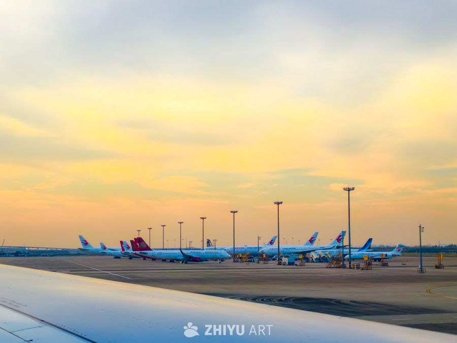 日落时分的机场停机坪