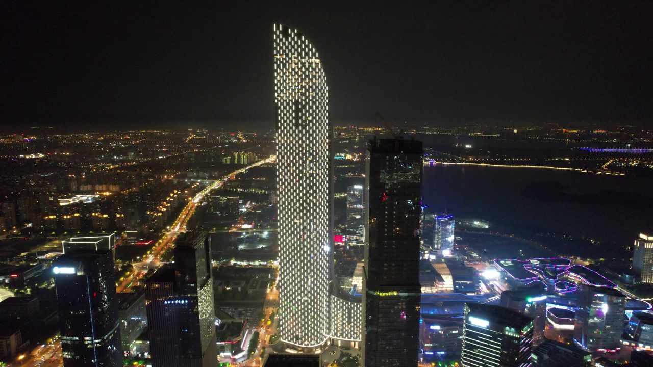 江苏苏州工业园区国金中心苏州之门夜景灯光航拍  