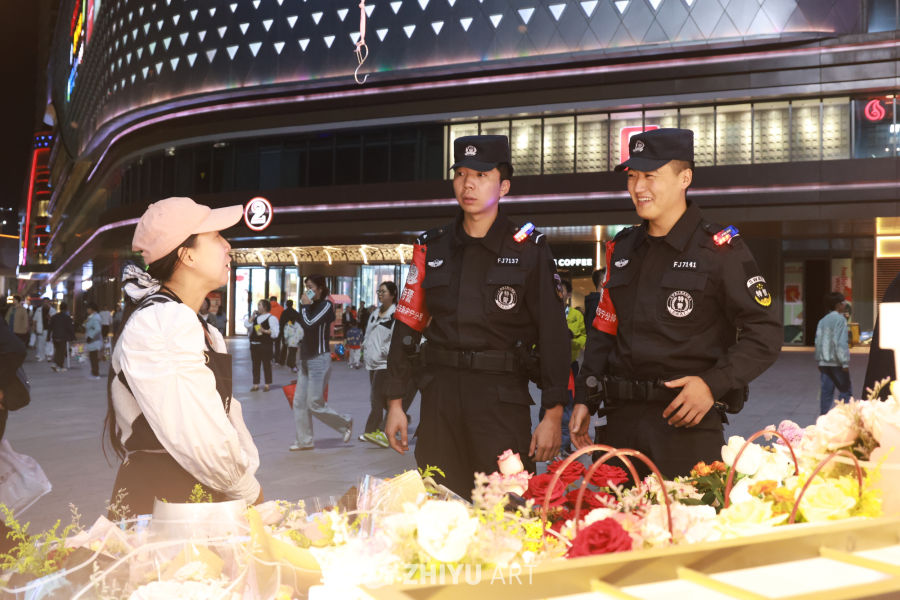 公安民警夜市巡逻 7