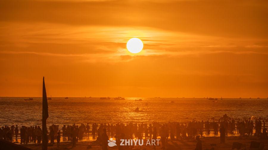 橙色日落海滩人群