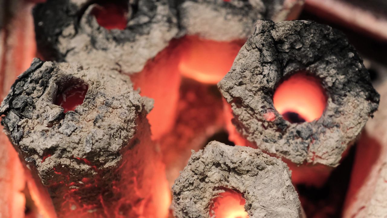 燃烧的木炭堆