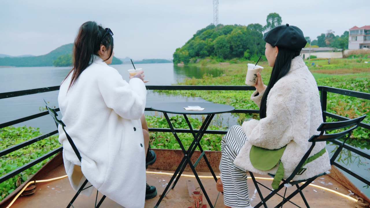 湖边咖啡时光