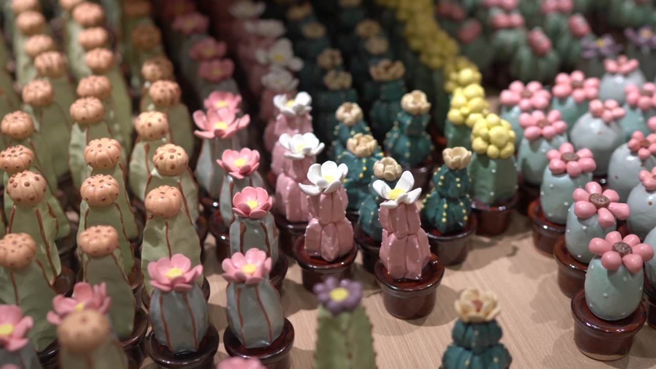 精致陶瓷花瓶与花朵