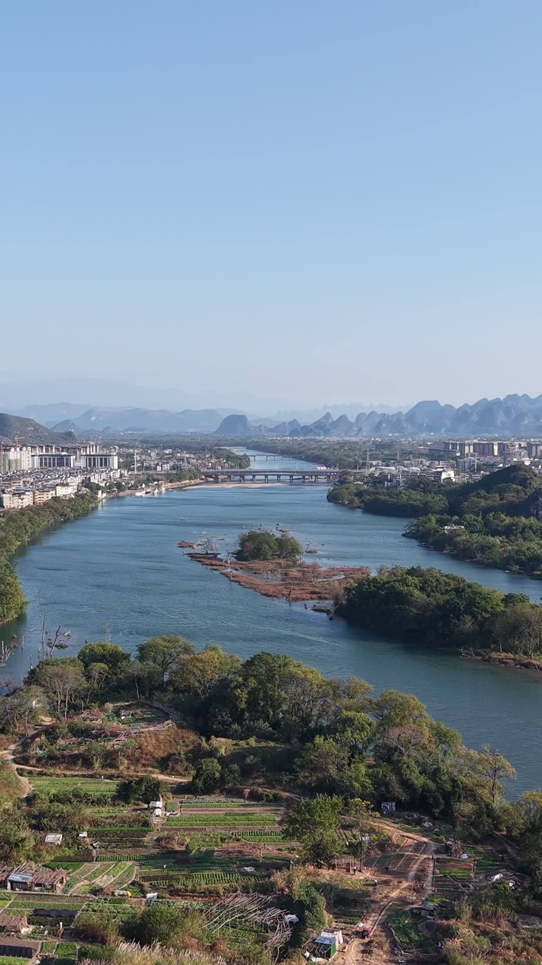 山水间的静谧河景
