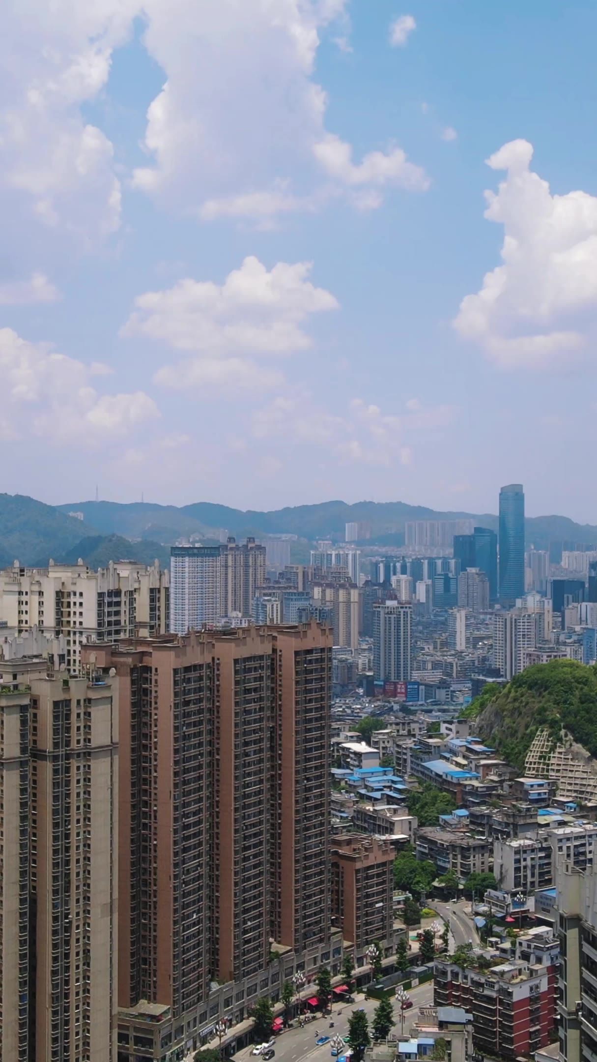 贵州贵阳南明区城市风光竖屏航拍