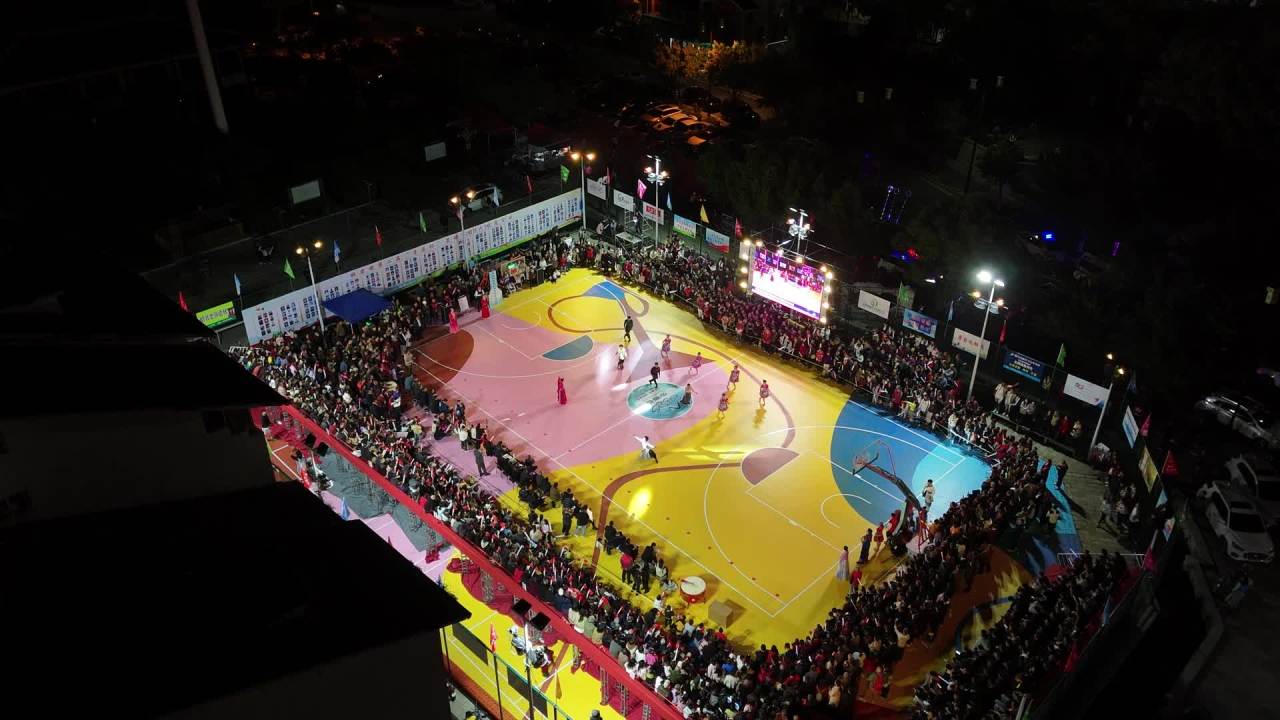 夜间篮球场灯光秀表演