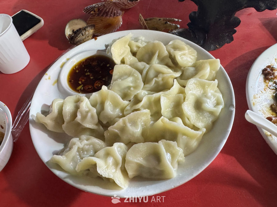 热腾腾的饺子配蘸料