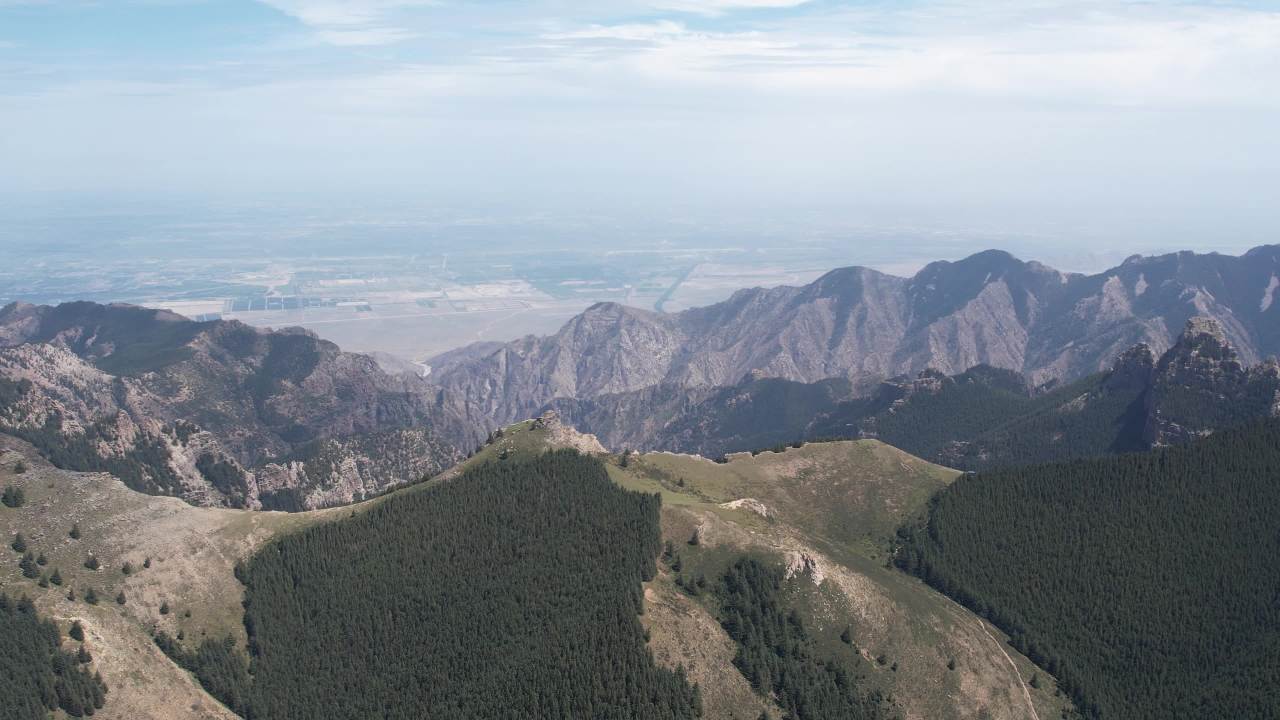 航拍贺兰山-俯视宁夏平原
