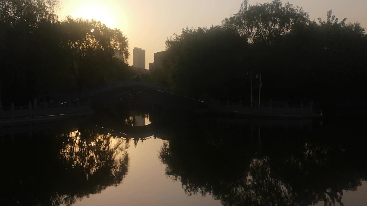 日落下的宁静桥景
