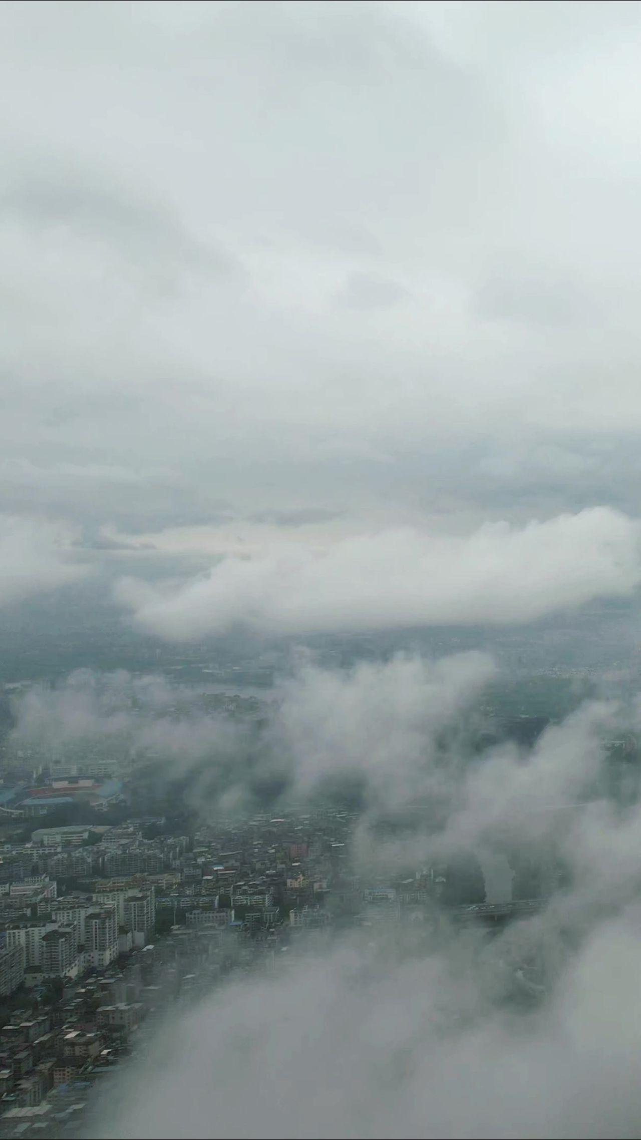 城市清晨迷雾平流层竖屏航拍 
