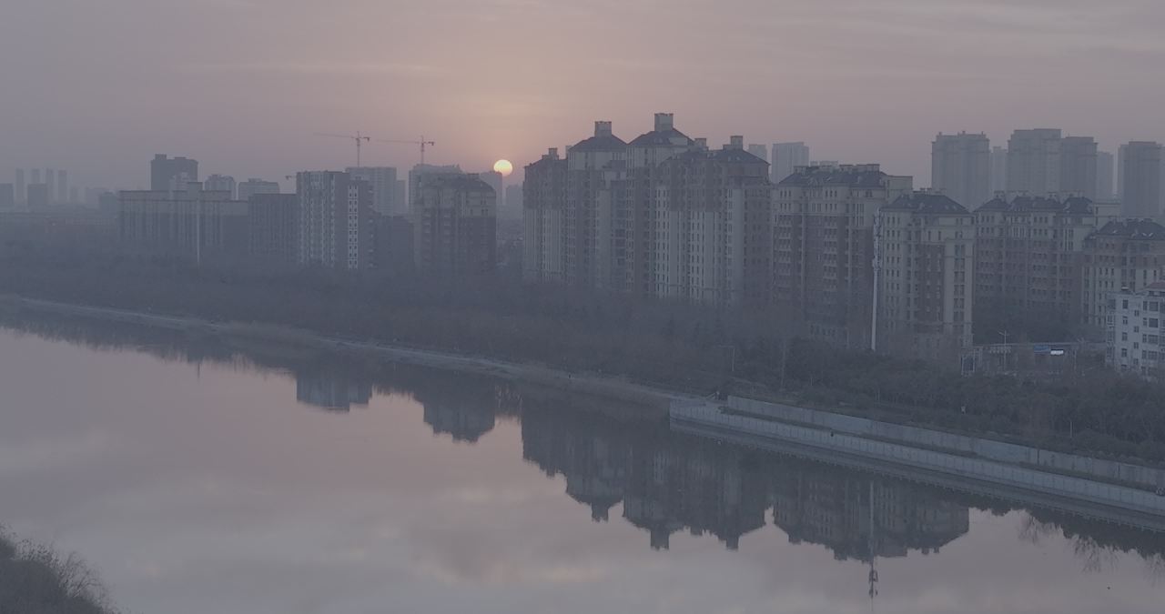 晨曦中的城市倒影
