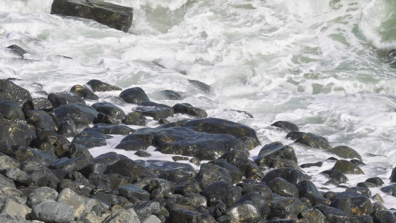 海水扑打岸边